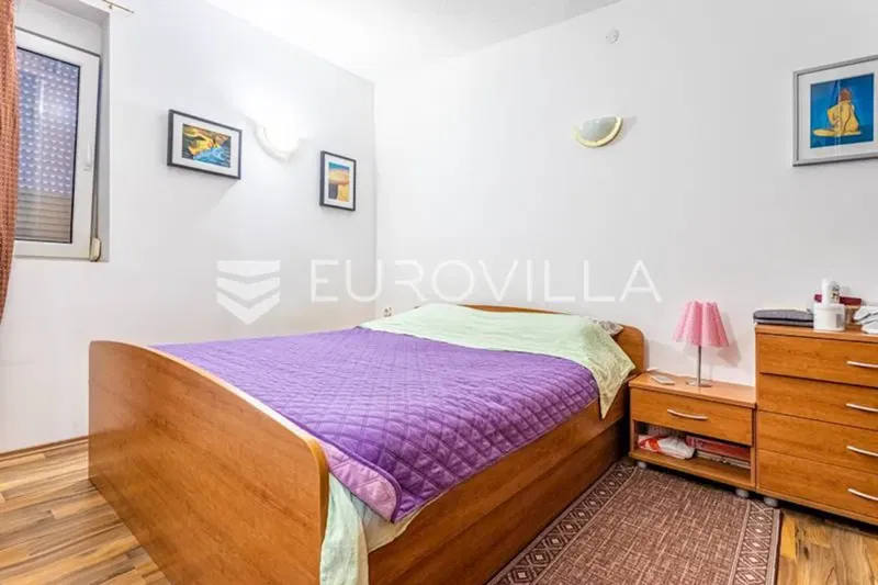 Trogir, house on three floors with a courtyard and sea view – 3