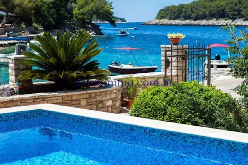 SUPERB VILLA WITH POOL IN THE FIRST ROW TO THE SEA – 2