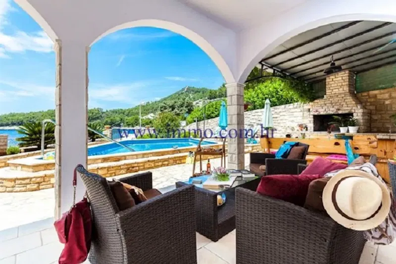 SUPERB VILLA WITH POOL IN THE FIRST ROW TO THE SEA – 3