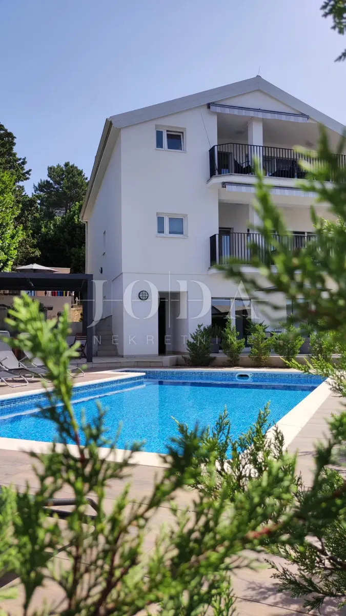 Dramalj, casa recentemente ristrutturata con cinque appartamenti e una piscina – 3