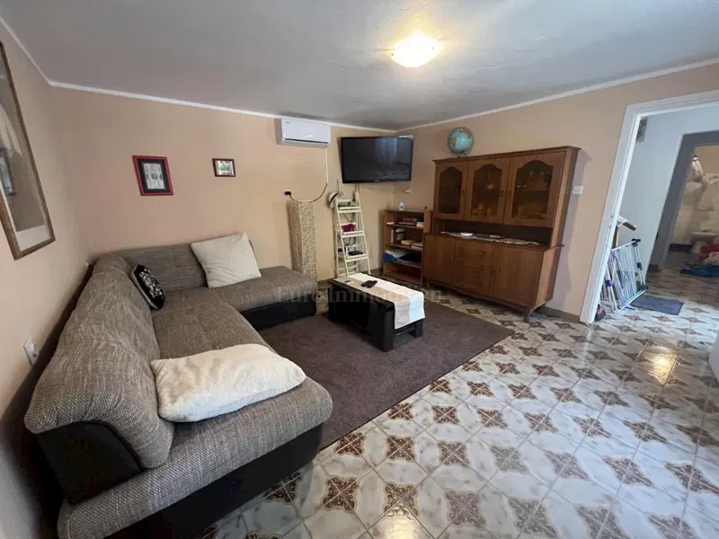 House with a swimming pool and a large garden in a quiet location – 2