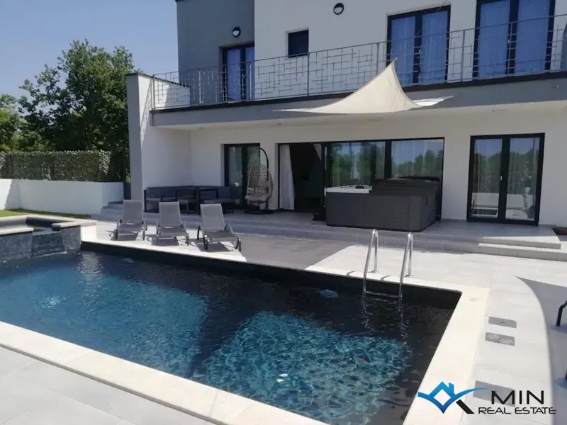 Beautiful villa with pool and jacuzzi in Poreč – 2