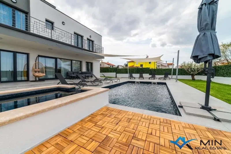 Beautiful villa with pool and jacuzzi in Poreč – 3
