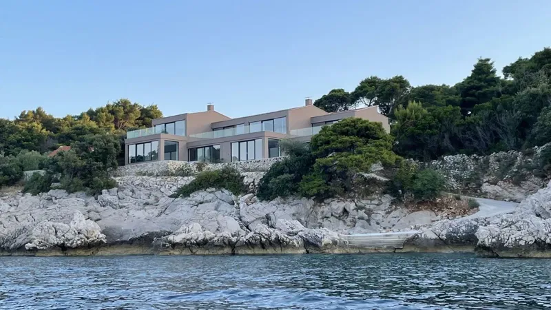 Attractive villa with pool, first row to the sea – 2