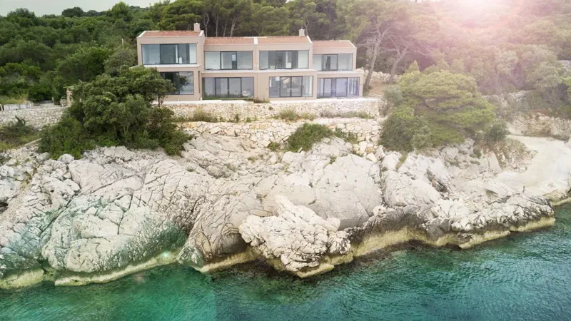 Luxury villa with pool, first row to the sea – 2