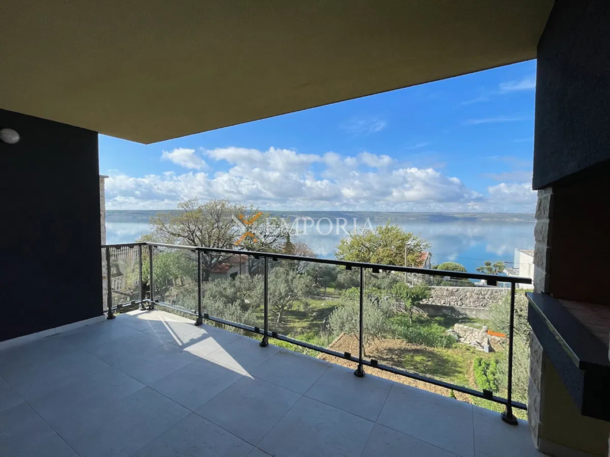 Useljiv nov apartman, pogled na more, bazen u dvorištu, Maslenica