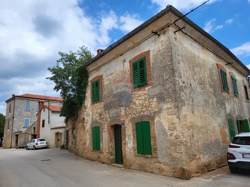 ISTRIA, SVETVINČENAT - Historic house with a courtyard near Kaštel. – 2