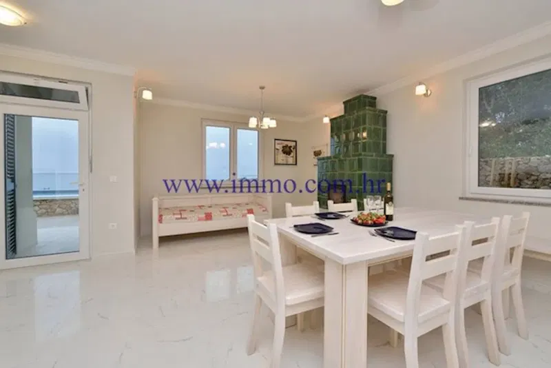 VILLA WITH POOL IN THE FIRST ROW TO SEA – 2