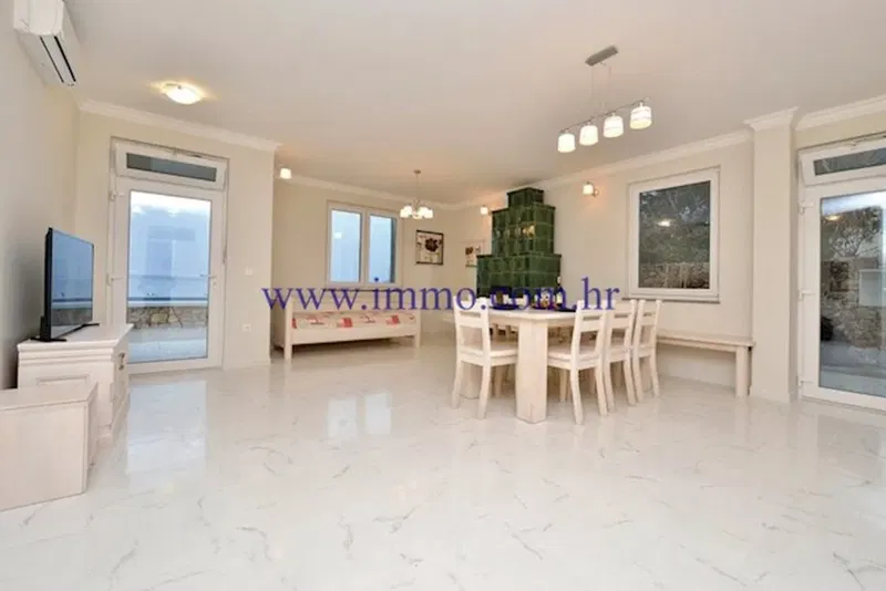 VILLA WITH POOL IN THE FIRST ROW TO SEA – 3