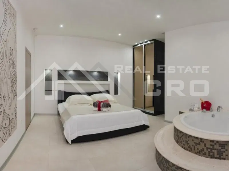 Nieruchomości Rogoznica - umeblowana willa apartamentowa z basenem, w centrum Rogoznicy, na sprzedaż – 3