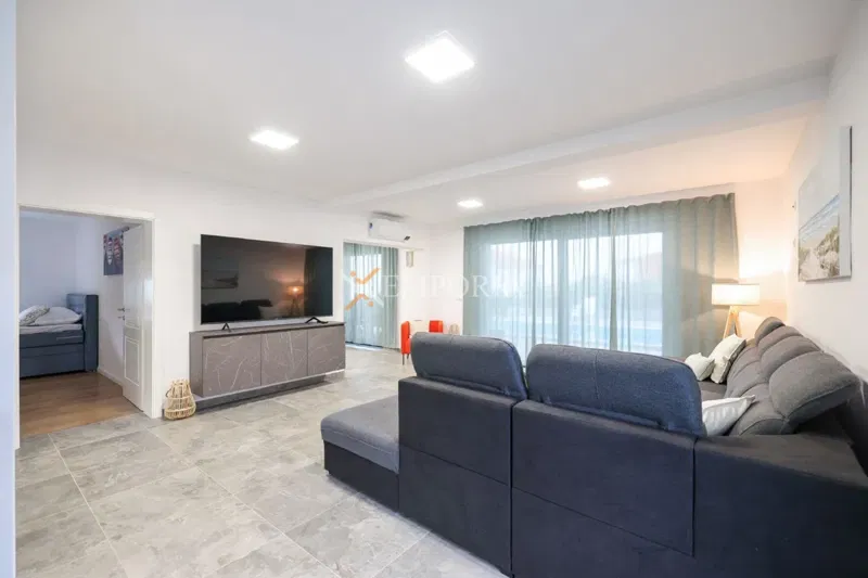 New villa with pool, 5 bedrooms, 120m from the sea, Vir – 2