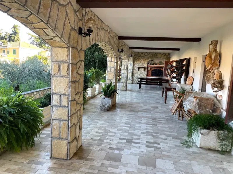 A Spacious Garden Apartment With Parking In Jelsa Town Centre – 2