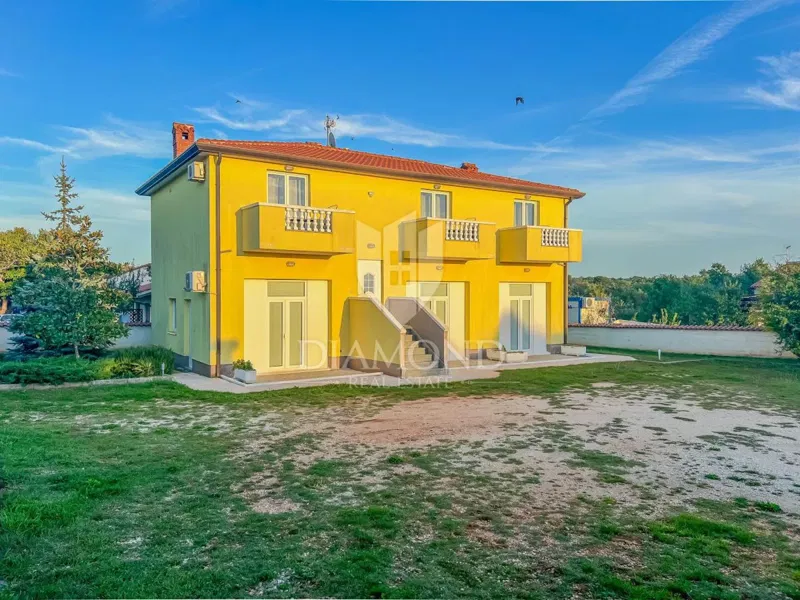 Umag area, apartment house with a large garden – 2