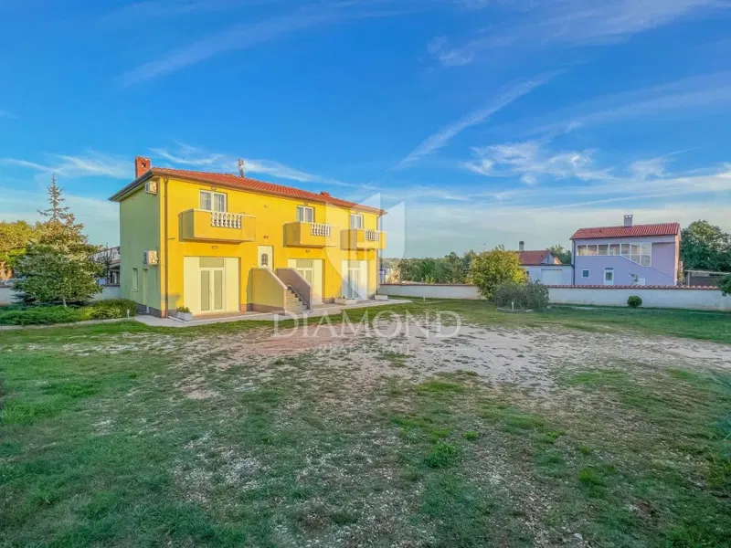 Umag area, apartment house with a large garden – 3