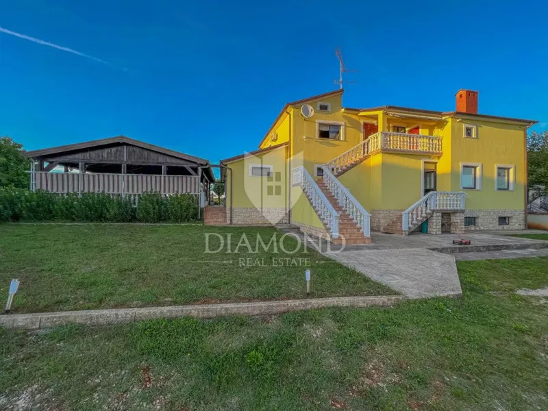 Umag area, business building with an apartment – 2