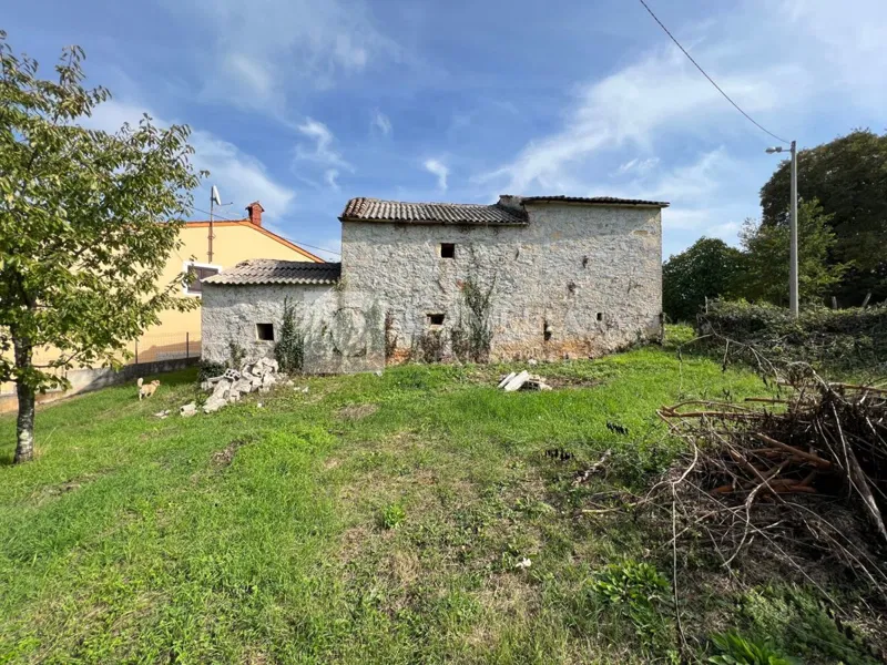 Istra kamena starina sa velikom okućnicom! – 2