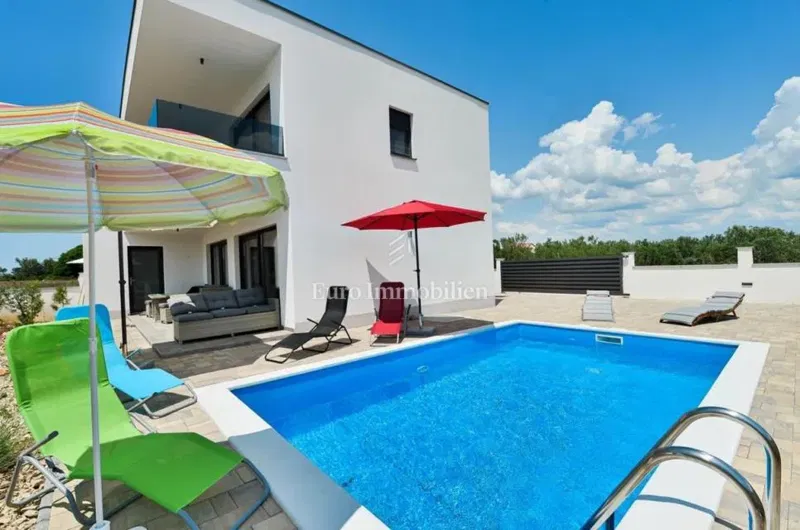 Two-story apartment with a pool in a quiet location – 2