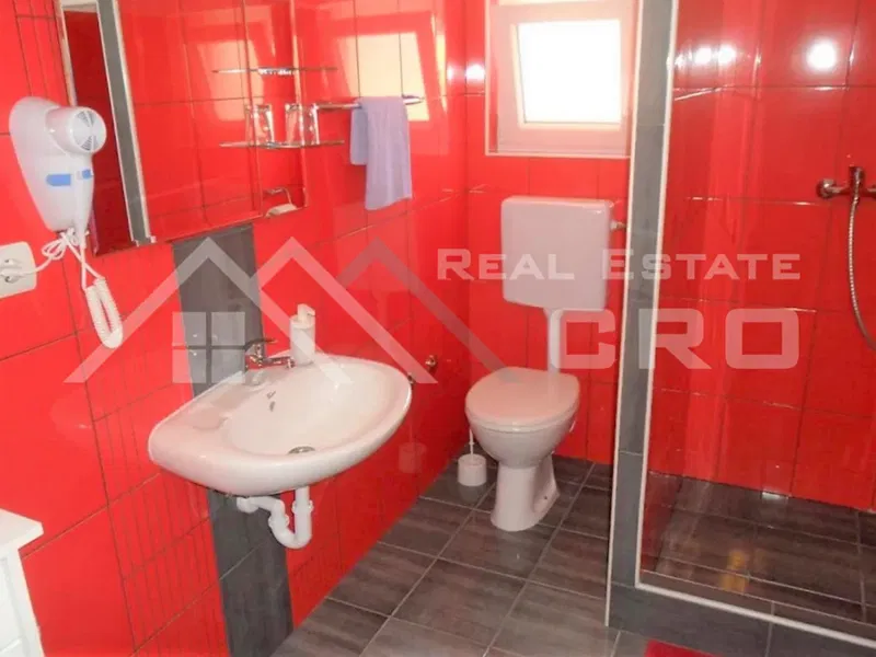 Nehnuteľnosti Čiovo - Priestranná apartmánová vila s bazénom priamo nad krásnou plážou, na predaj – 2