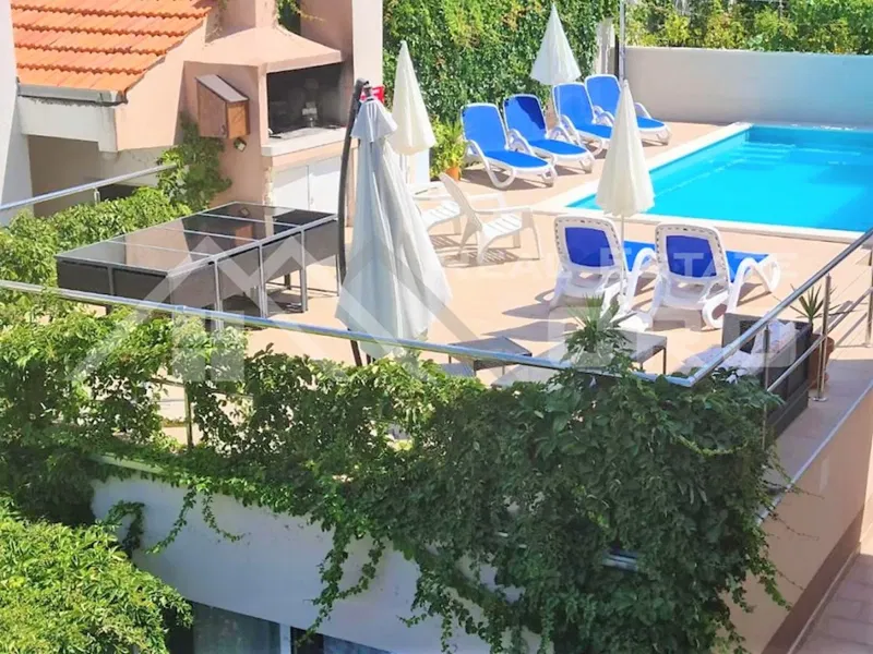 Nehnuteľnosti Čiovo - Priestranná apartmánová vila s bazénom priamo nad krásnou plážou, na predaj – 3