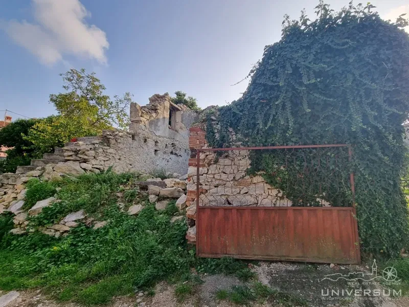 Ruined stone house in Brtonigla – 2