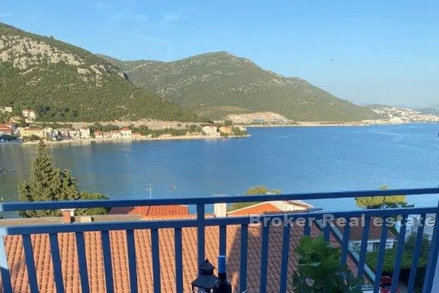 Kuća s bazenom i pogledom na more
