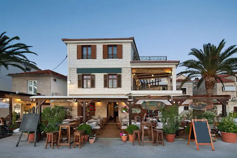 Rogoznica, una bella casa in pietra con un ristorante – 2