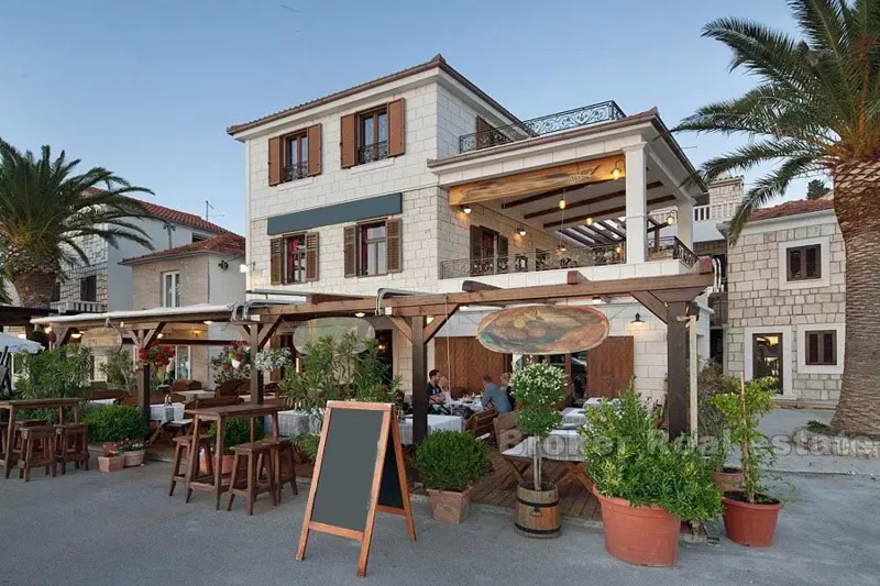 Rogoznica, una bella casa in pietra con un ristorante – 3
