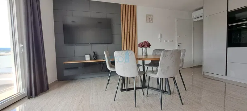 Isola di Krk, Malinska, lussuoso appartamento di 88 m2 al piano di una villa di nuova costruzione con vista e piscina, in vendita – 3