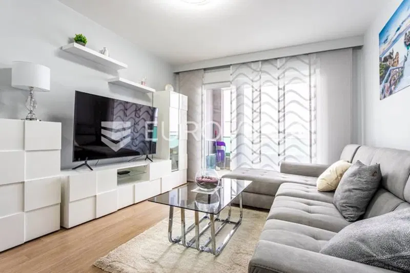 Makarska, furnished apartment 64.3 m² in a new building with a sea view – 2
