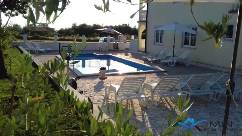 Casa con 6 appartamenti e piscina a Parenzo – 2