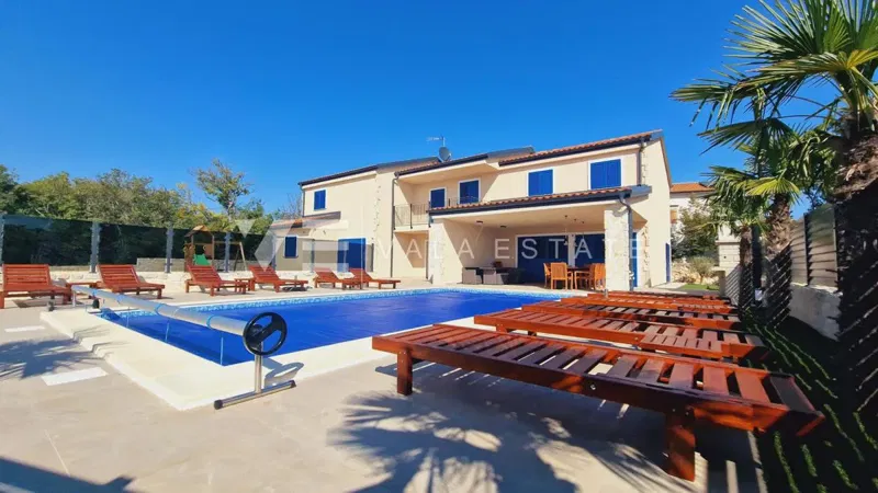 VILLA CON PISCINA IN POSIZIONE TRANQUILLA – 2