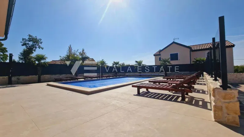VILLA CON PISCINA IN POSIZIONE TRANQUILLA – 3
