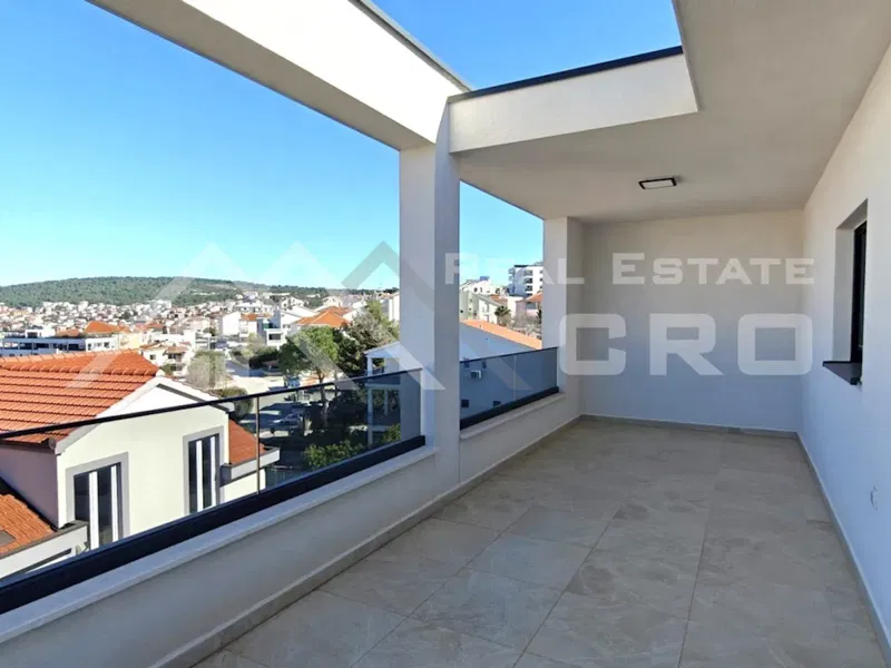 Ingatlanok Čiovo – Tágas penthouse apartman kiváló elhelyezkedéssel, tengerre néző kilátással, eladó – 2