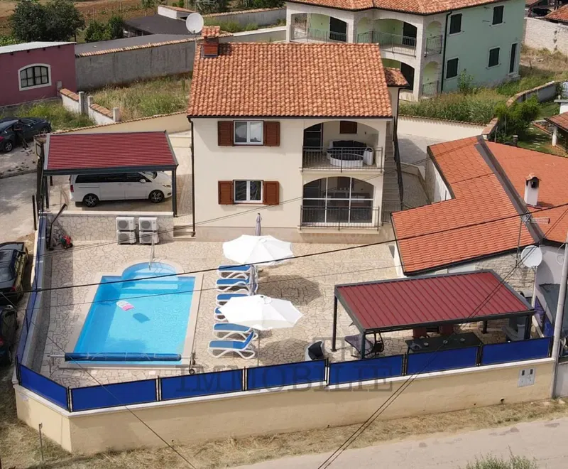 Casa con tre appartamenti vicino a Parenzo, 193m2 – 2