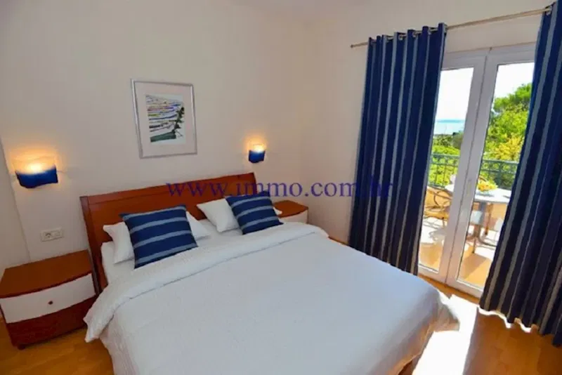 APARTMENT HOUSE WITH RESTAURANT ON THE BEACH – 3