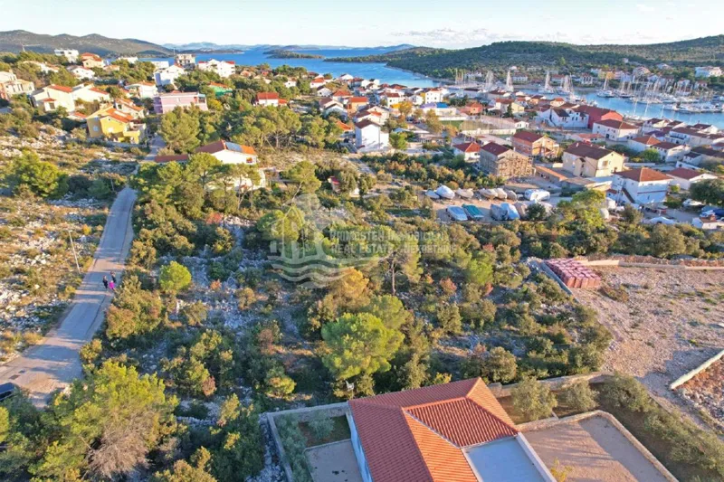 Murter/Građevinsko zemljište sa pogledom na uvalu – 2