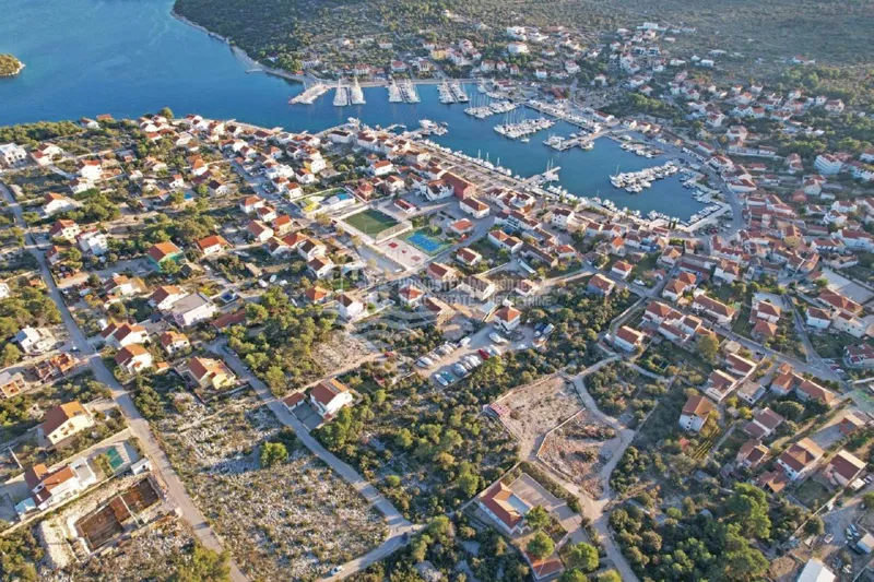 Murter/Građevinsko zemljište sa pogledom na uvalu – 3
