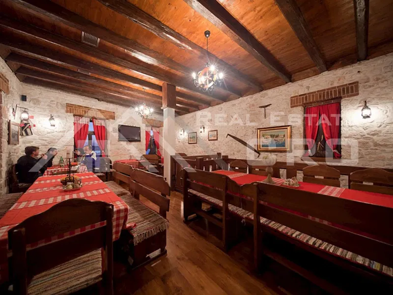 Nieruchomości Rogoznica - Tradycyjnie urządzony dom z restauracją i apartamentem w pierwszej linii brzegowej, na sprzedaż – 2