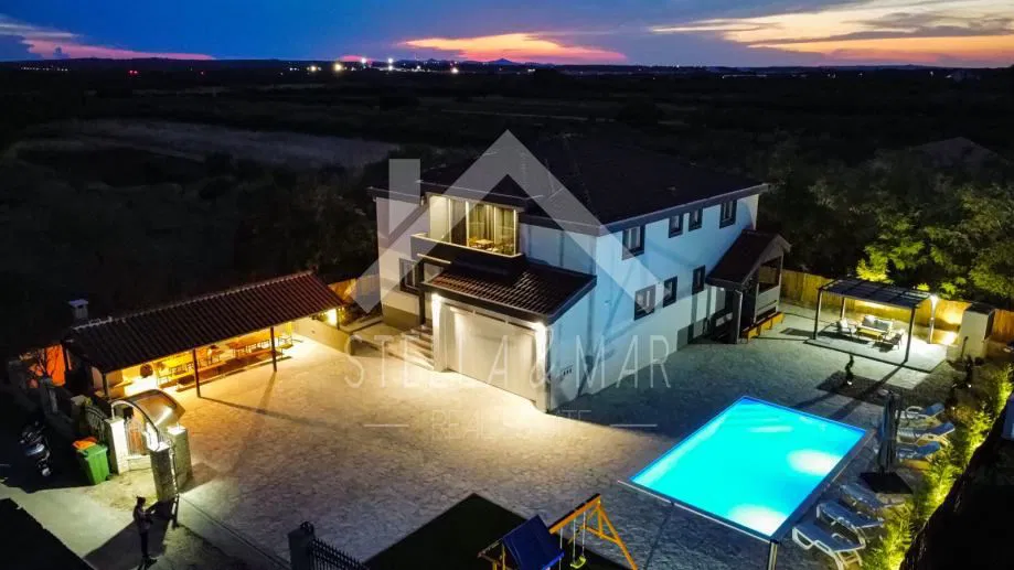 TOP PONUDA! Villa sa bazenom na prostranoj parceli - Zemunik Donji