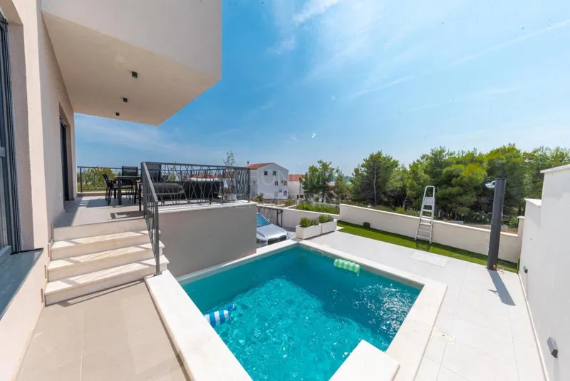 Lepa moderna hiša dvojček z bazenom, Vodice – 2