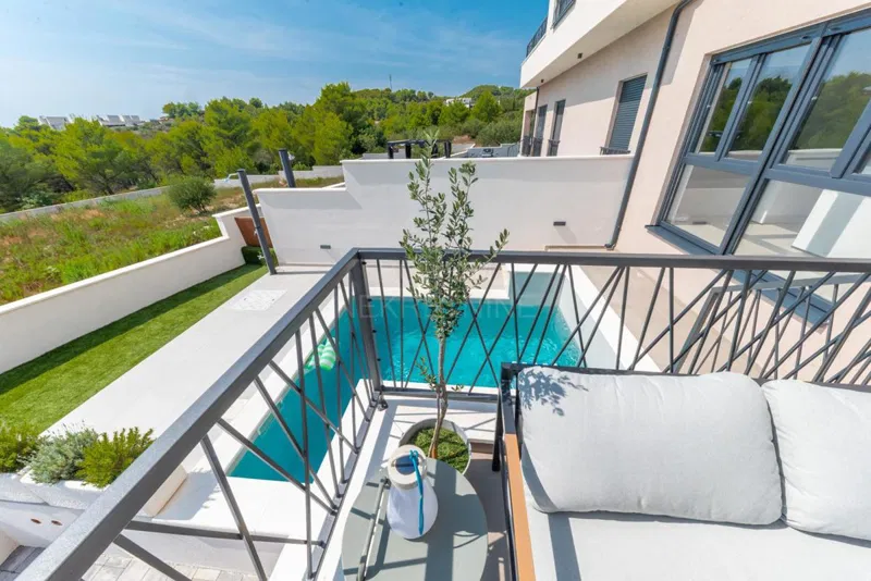 Lepa moderna hiša dvojček z bazenom, Vodice – 3