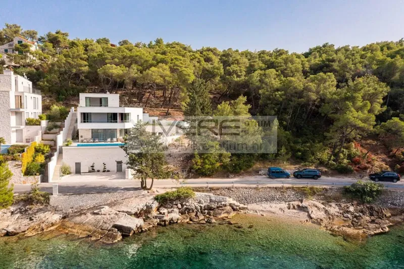 Seafront Living at its Best – 2