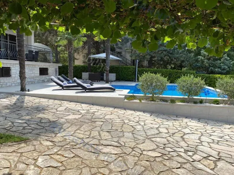 Detached House with a Swimming Pool and a Large Garden – 3