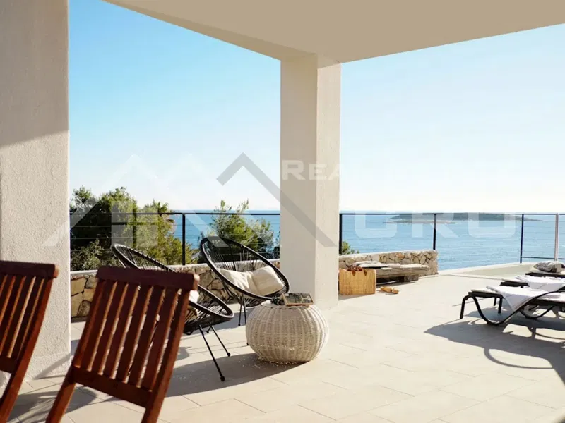 Ingatlanok Vis - Modern villa csendes környezetben, gyönyörű panorámás tengerre néző kilátással, eladó – 2