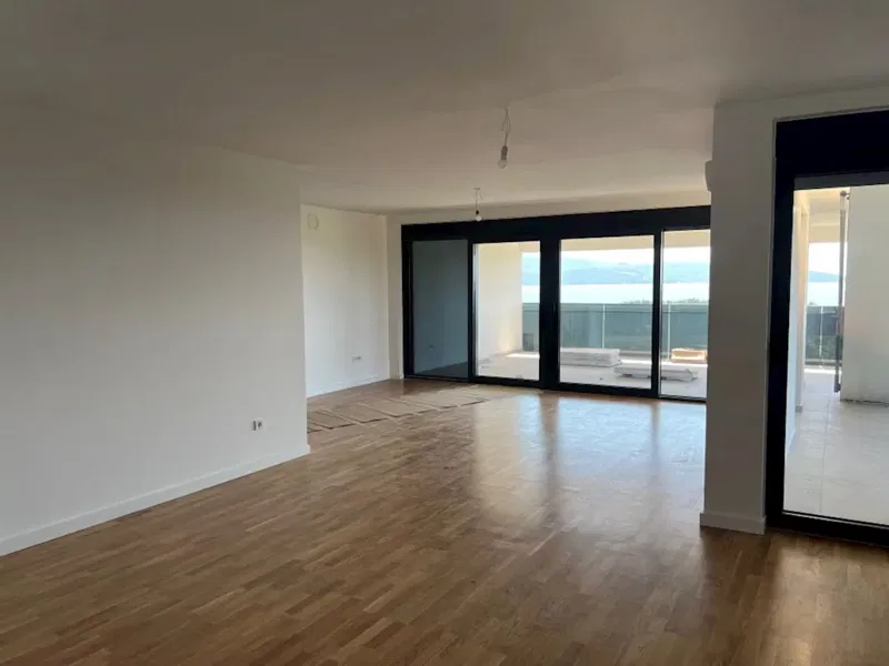 KRK! APPARTAMENTO TRILOCALE AL PRIMO PIANO CON TERRAZZA SUL TETTO E PISCINA! VISTA PANORAMICA SUL MARE! – 2