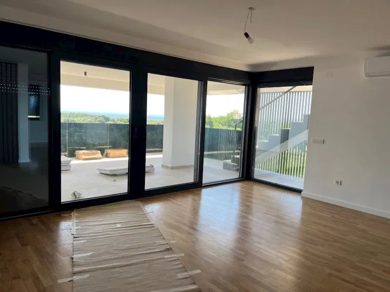 KRK! APPARTAMENTO TRILOCALE AL PRIMO PIANO CON TERRAZZA SUL TETTO E PISCINA! VISTA PANORAMICA SUL MARE! – 3