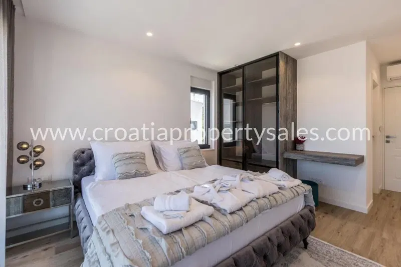 Rogoznica, villa for sale, 1.500.000 € – 3