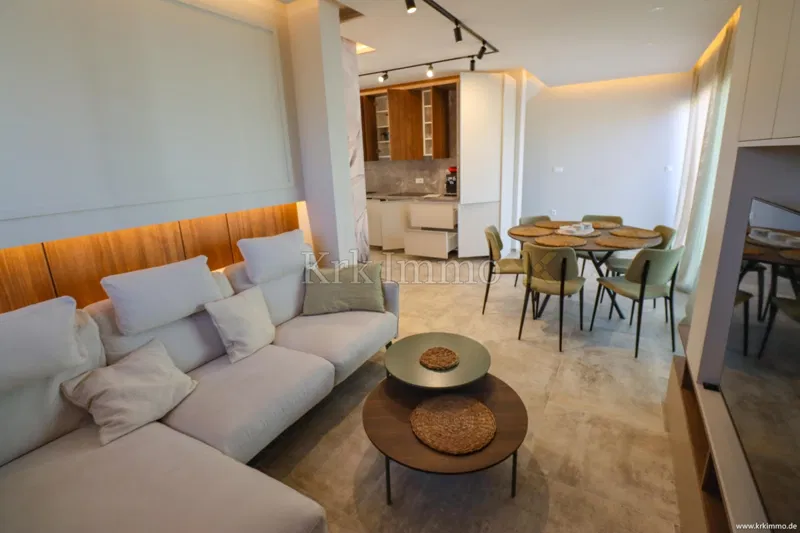 Dvoetažni apartman s krovnim bazenom i pogledom na more. – 2