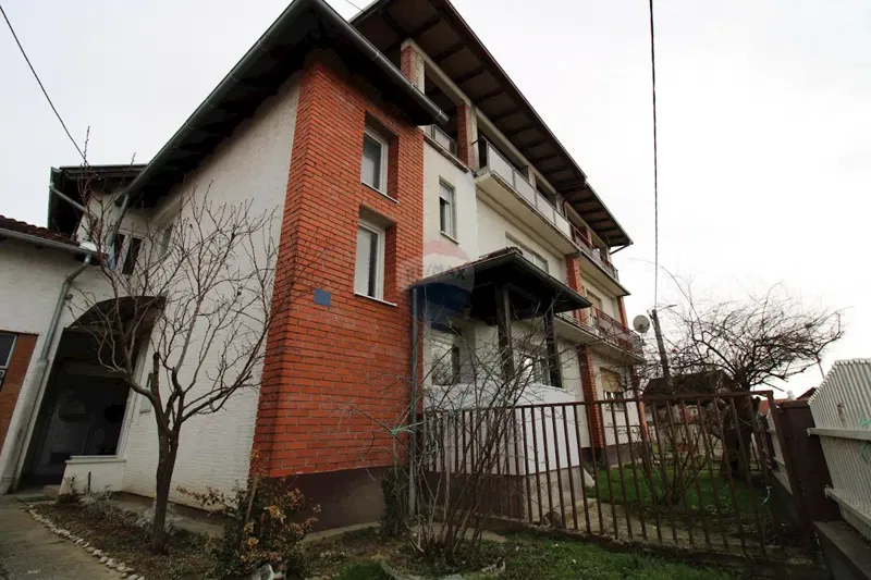 Petrinja, kuća 382 m2, 4 stambene jedinice