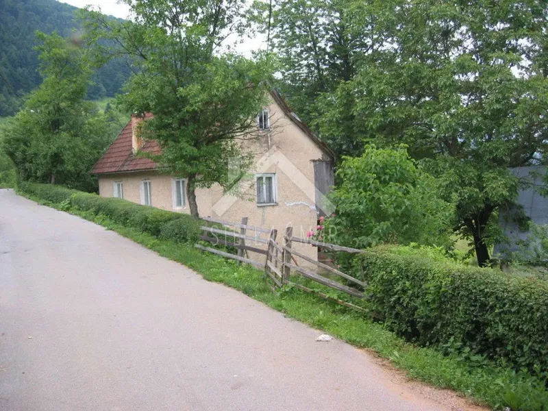 VELIKO IMANJE SA STAROM KUĆOM - OTOČAC